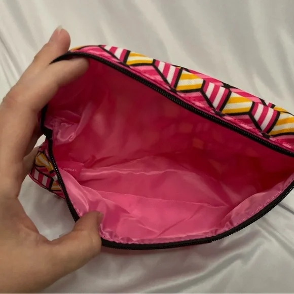 NWOT- Clinique makeup bag, small- great for travel or to carry in purse - Picture 4 of 7